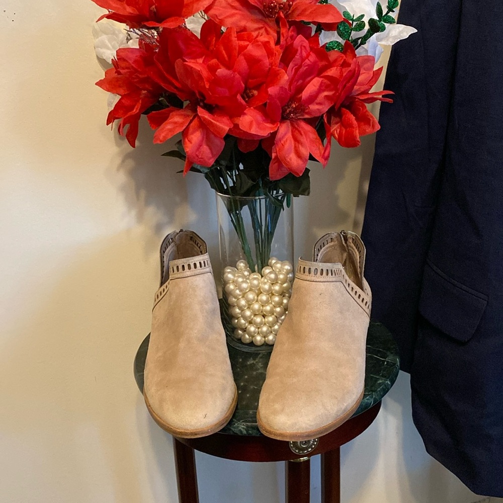 Vince Camuto Leather Upper Suede Ankle Boots Sz 9 1/2 Medium. Good Condition.